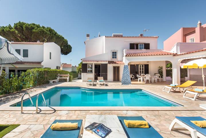 Villa for 8 people, with view and garden as well as balcony in Vilamoura