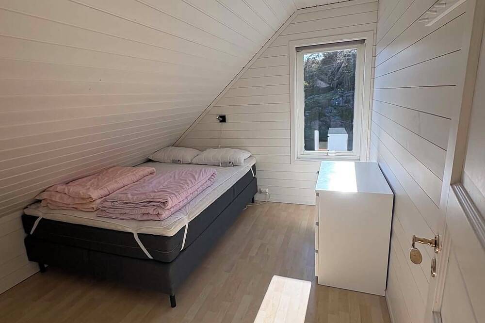 Waterfront quaint 4-bedroom cabin in adorable Kristiansand for relaxing stays in Flekkerøya, Kristiansand