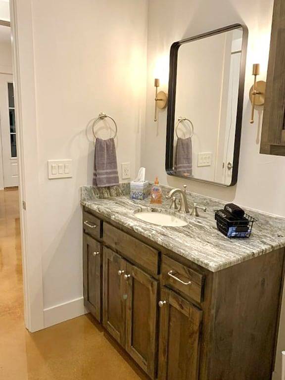 Gorgeous 2 bedroom Casita on the Guadalupe River walking distance from Gruene. in Gruene, New Braunfels