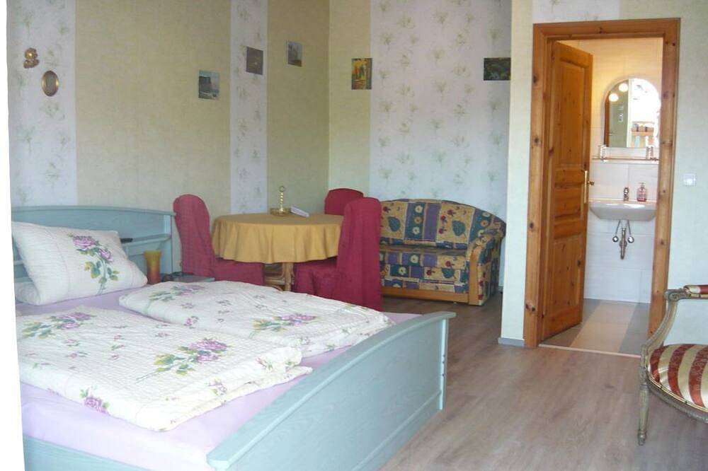 Geheel appartement, Gästehaus Schneider - Double room in Wintrich, Bernkastel-Kues