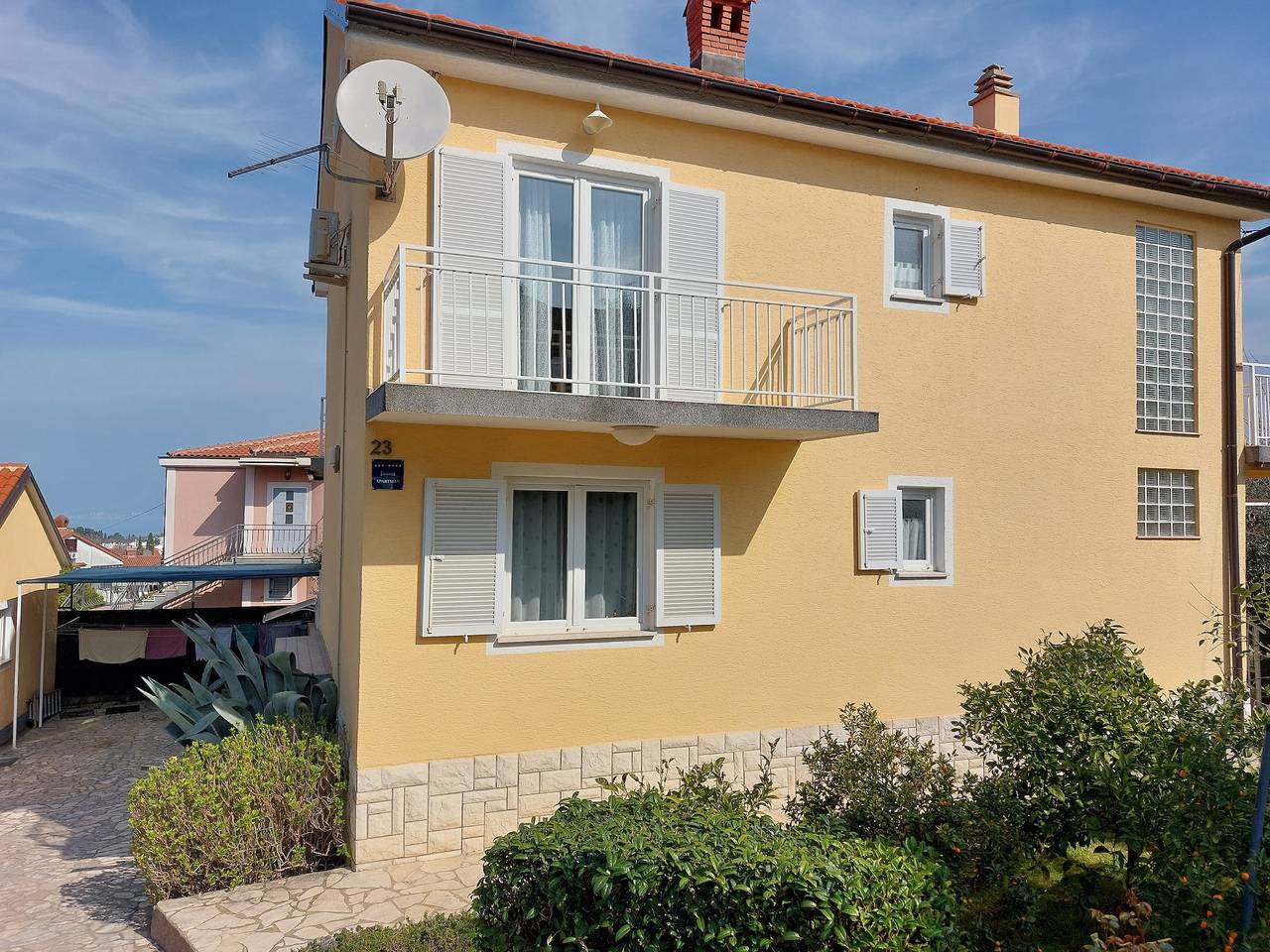 Ganze Wohnung, 2-Zimmer-Ferienwohnung mit Terrasse Malinska, Krk A-22892-a in Malinska-Dubašnica, Krk