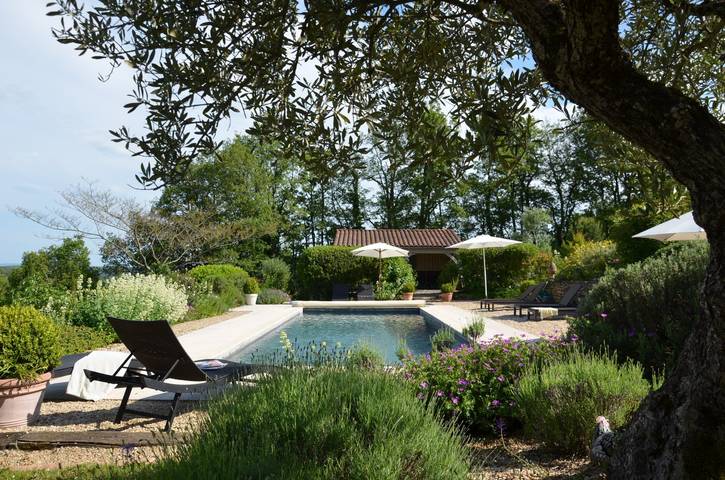 Gîte pour 2 personnes, avec jardin ainsi que piscine et terrasse