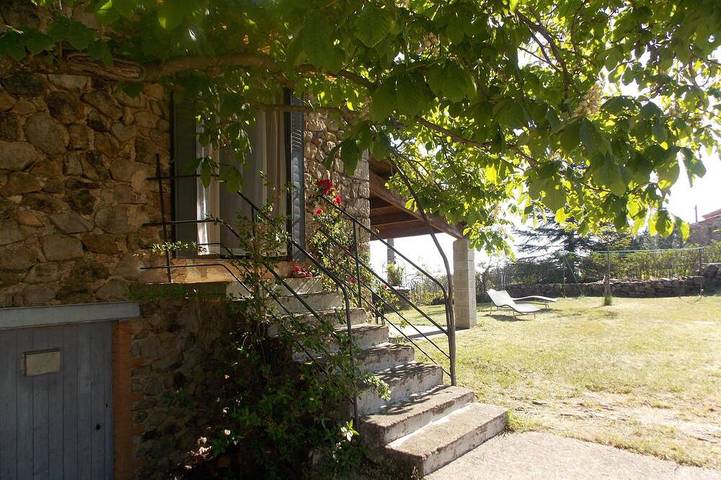 Location de vacances pour 6 personnes, avec terrasse ainsi que jacuzzi et jardin à Lablachère