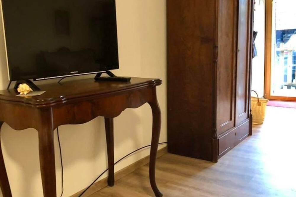 Entire apartment, Kleines Studio am Waldrand - Appartement/fewo, Dusche, Wc, Wohn-/schlafraum in Wissembourg, Wissembourg region