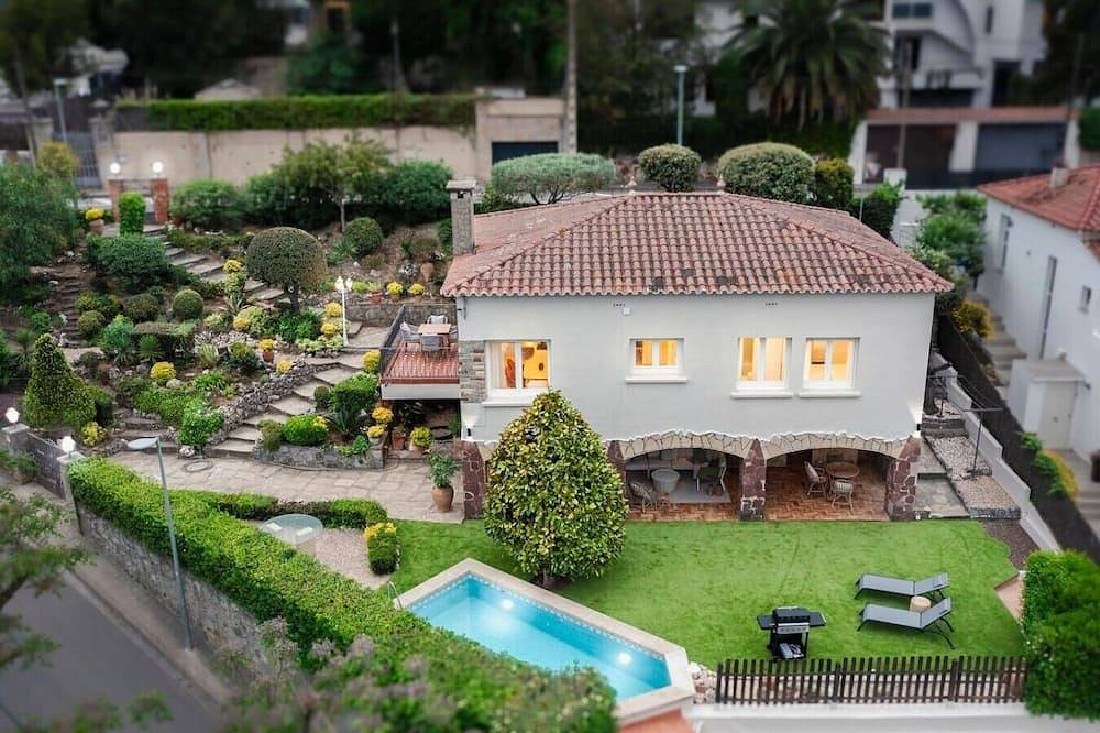 Renovated villa, pool, barbecue, and just 15 minutes from Barcelona. in Sant Cugat del Vallès, Barcelona Inland