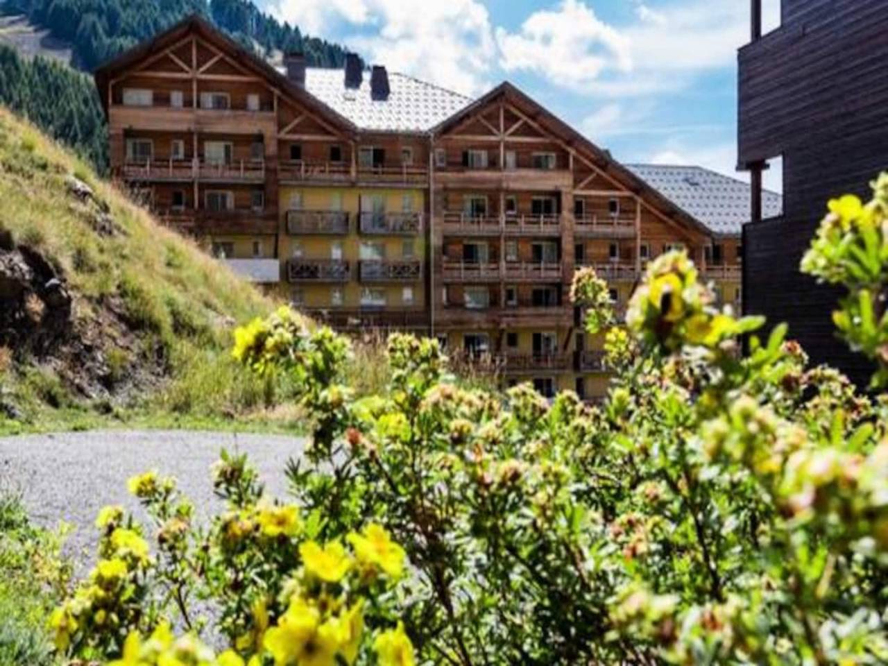 Entire apartment, Apartment in Val d'Allos with Heated Pool in La Foux d'Allos, Allos