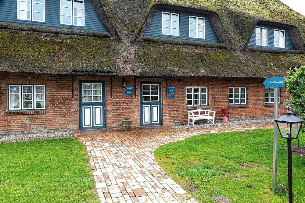 Ganze Wohnung, \"Himmelsnest\" auf Hof Wiesentau - Leben im Reetdachhaus, 65 m², 4-5 Personen in Bösdorf, Südliche Ostseeküste