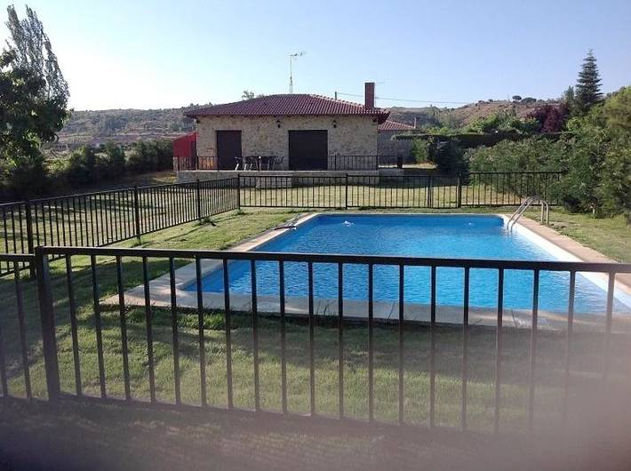 Casa rural para 6 personas, con Jacuzzi y Terraza además de Jardín y Piscina en Narrillos de San Leonardo