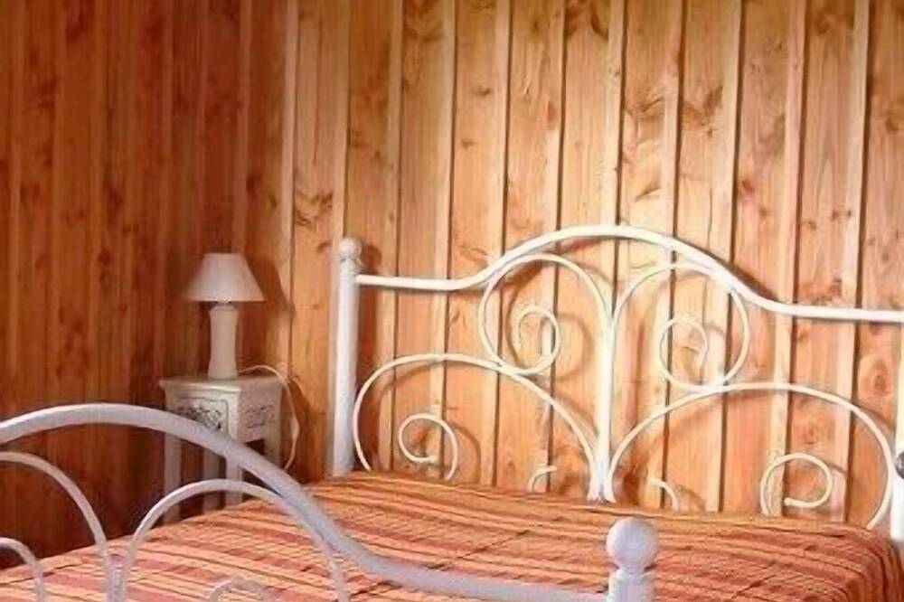 Chalet indépendant ,parc arboré 1500 m2, piscine chauffée.animaux  acceptés in Vallière, Parc Naturel Régional de Millevaches en Limousin