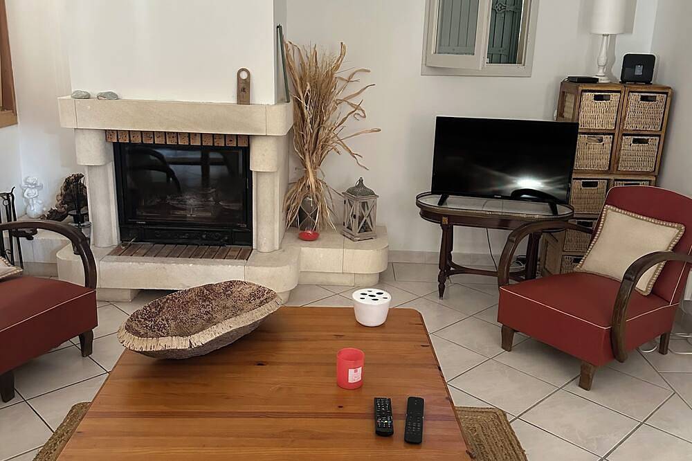 Villa in a green setting, not overlooked, facing the village of Bargemon in Bargemon, Region de Draguignan