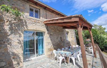 Gîte pour 12 personnes, avec terrasse ainsi que piscine et jardin à Pont-de-Labeaume
