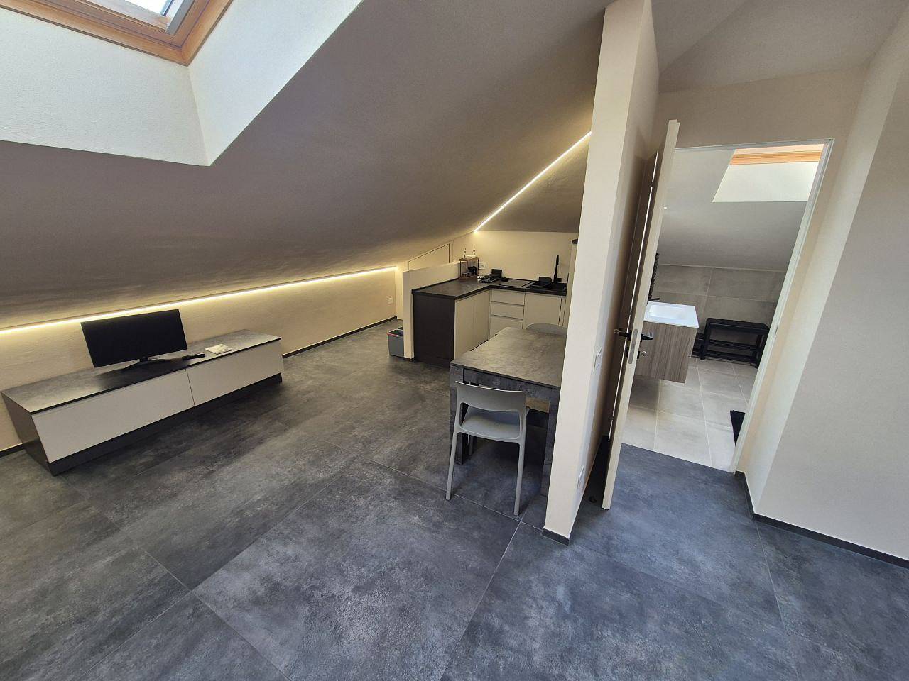 Appartamento intero, Moderna Mansarda con parcheggio gratuito in Diano d'Alba, Langhe