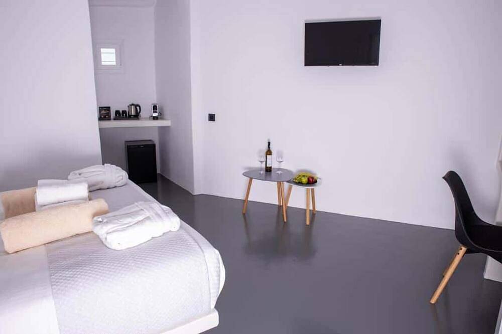 Magical Santorini Villa | 1 Bedroom | Deluxe Suite | Beautiful Sea Views & Air-Conditioning | Finikia in Finikia, Santorin