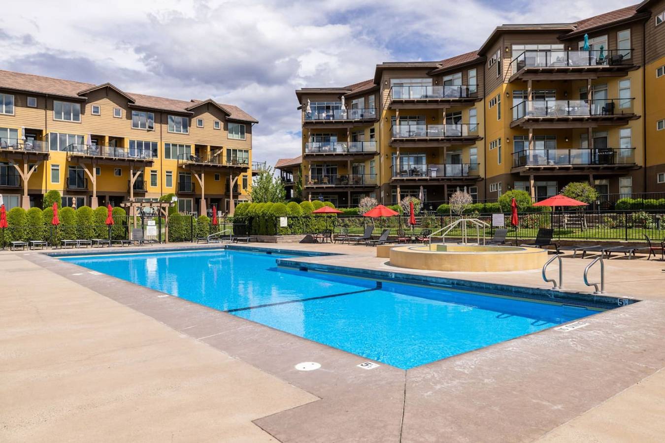 Apartamento entero, Heron on the Lake-  King Beds! 30 seconds to the beach in West Kelowna, Crystal Mountain