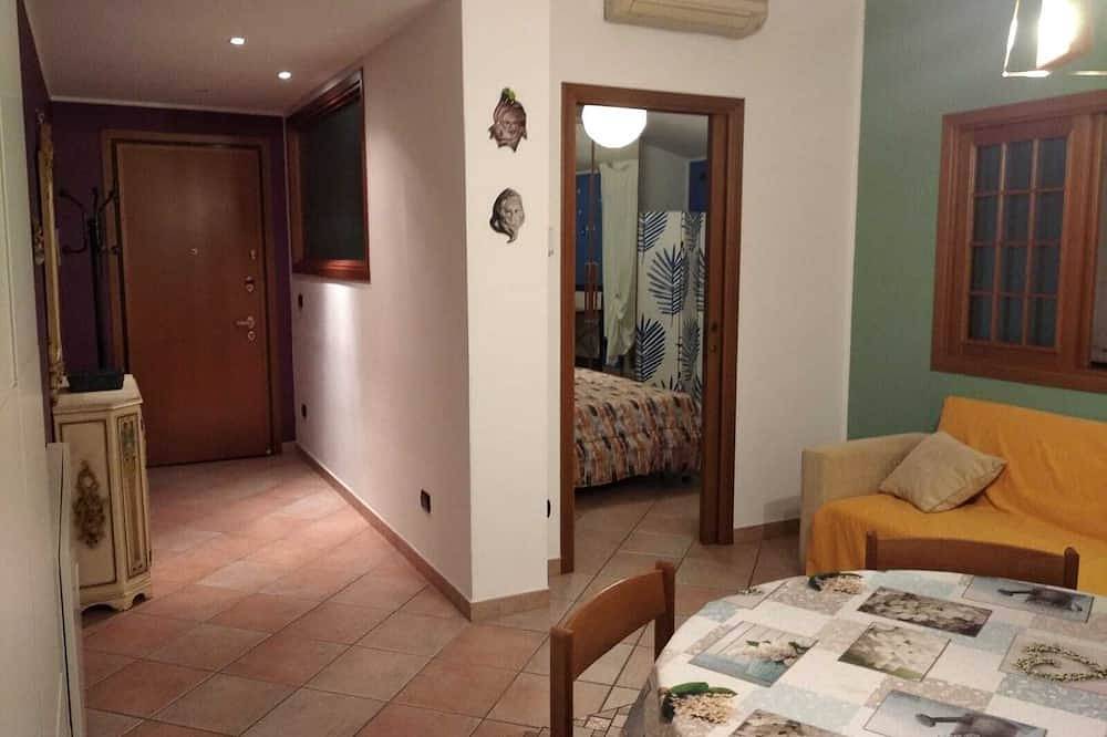 Entire apartment, Lovely Ada House in Bollate, Milan Province