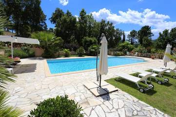Gîte pour 2 personnes, avec vue ainsi que jardin et piscine à Bagnols-en-Forêt