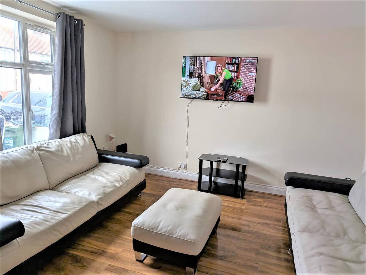 Large & Cozy 5-Bed House in a Quiet Dagenham Area in London Borough of Barking and Dagenham, Londyn