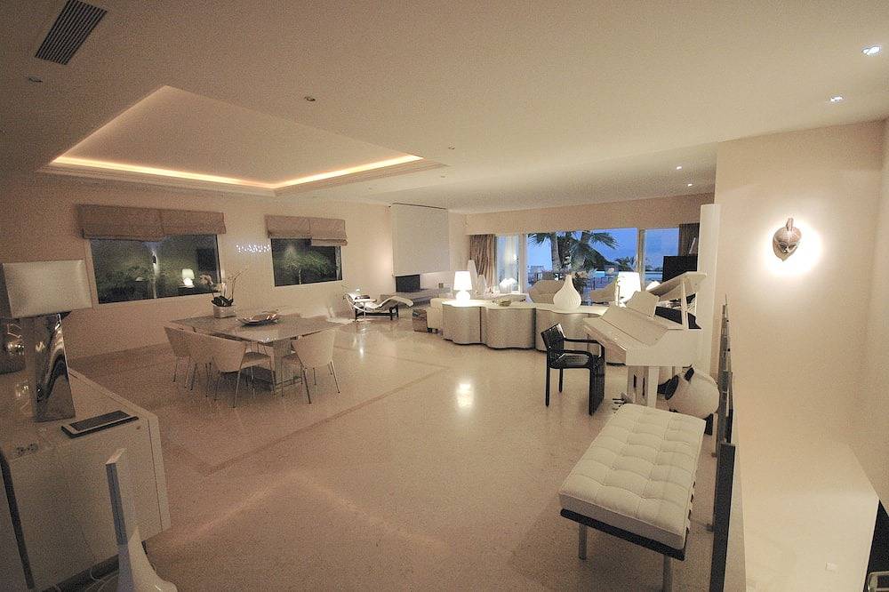 Villa Contemporaine 12 persons (secured) in Le Cannet, Cannes region