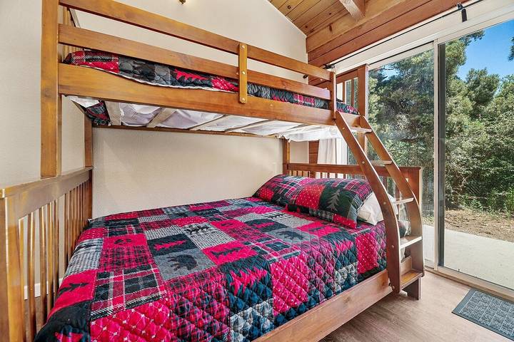 Holiday home for 12 people, with hot tub and balcony, with pets in Big Bear Lake