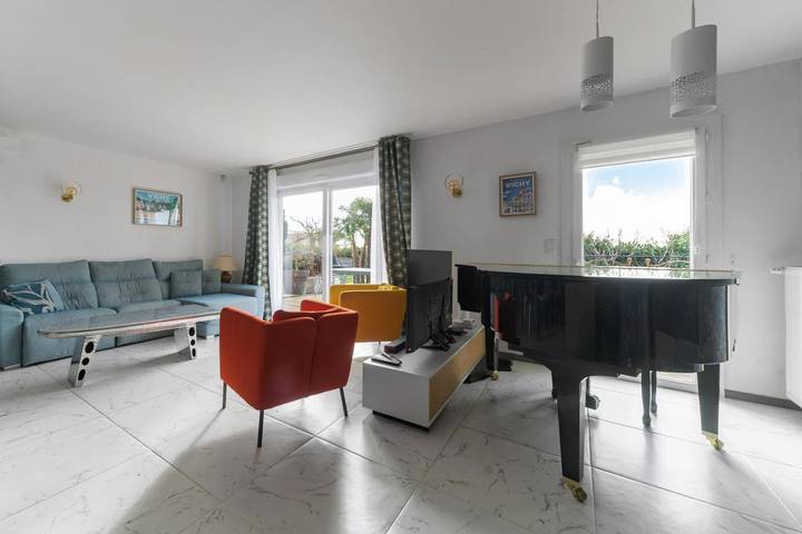 Location de vacances pour 8 personnes, avec piscine ainsi que vue et jardin à Abrest - 3