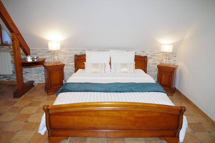 Gîte pour 15 personnes, avec jardin ainsi que jacuzzi et terrasse dans le Puy-de-Dôme - 4