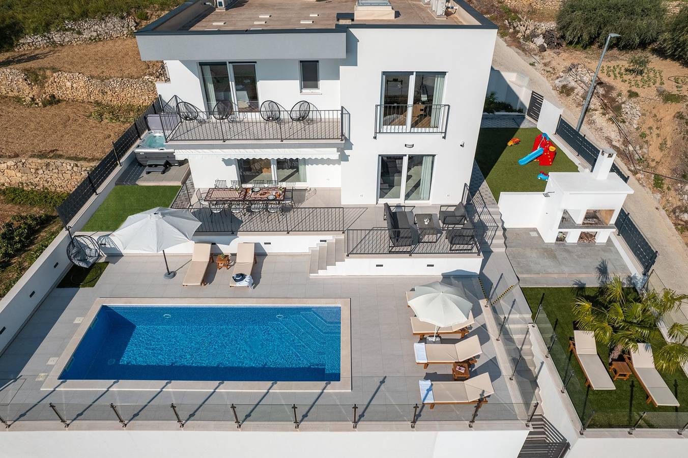 Neu! Villa Aba mit Meerblick,38 m2 großem beheiztem Infinity-Pool, 4 Schlafzimmern, Medienraum, 150 m vom Meer entfernt in Podstrana, Split-Dalmatien