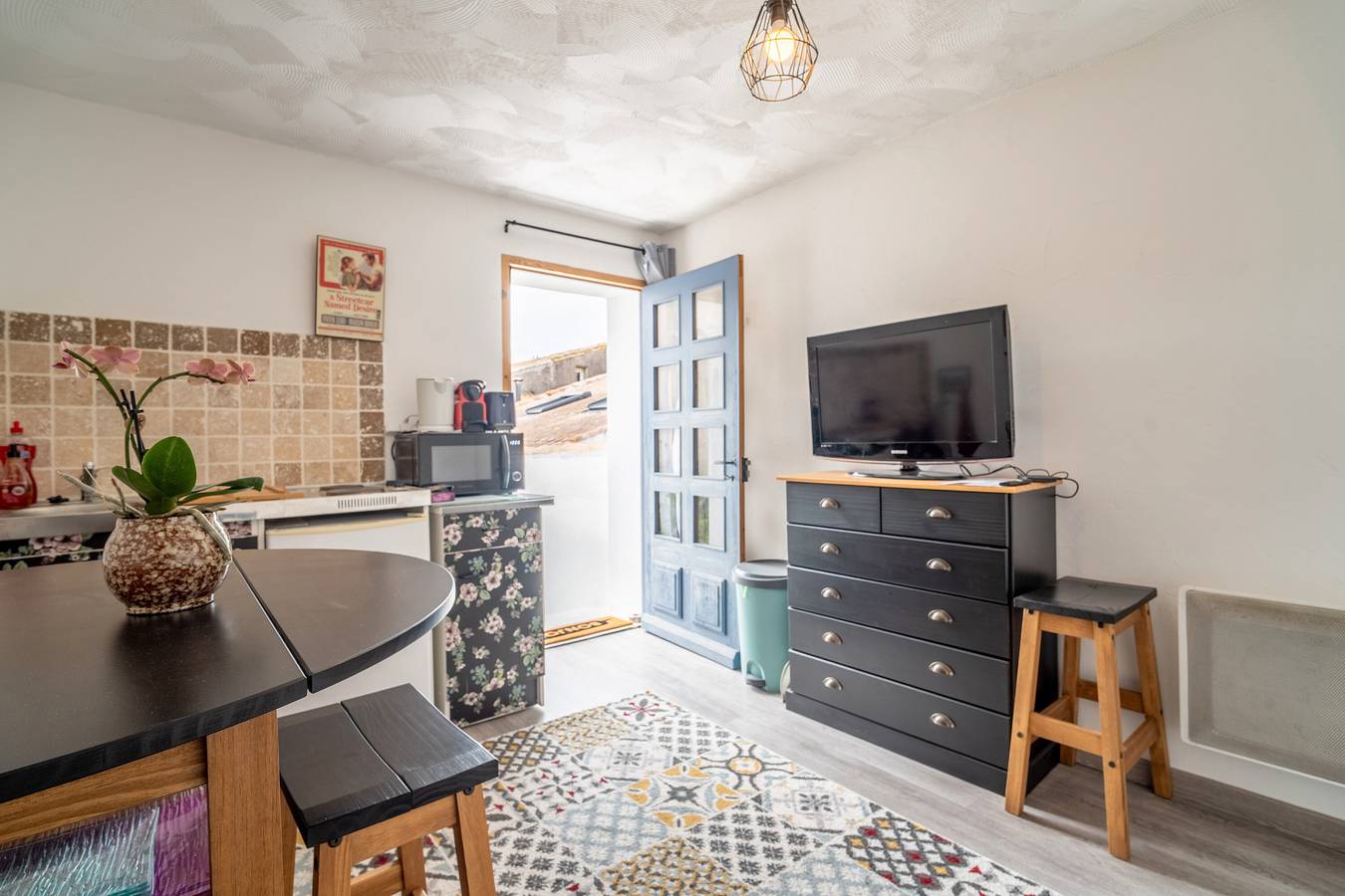 Appartement entier, Gîte 'L'Orchidée' avec jardin partagé, Wi-Fi et climatisation in Lespignan, Côte d'Améthyste