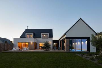 Location de vacances pour 10 personnes, avec jardin et vue ainsi que piscine et bassin pour enfant dans Portsall