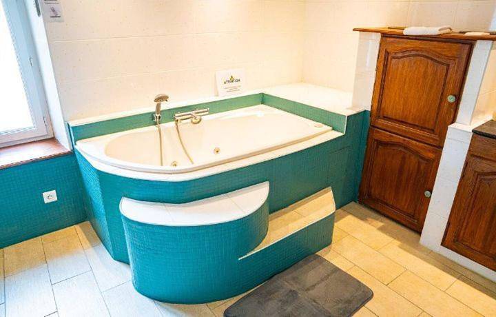 Location de vacances pour 14 personnes, avec jardin et vue à Vallières-les-Grandes - 2