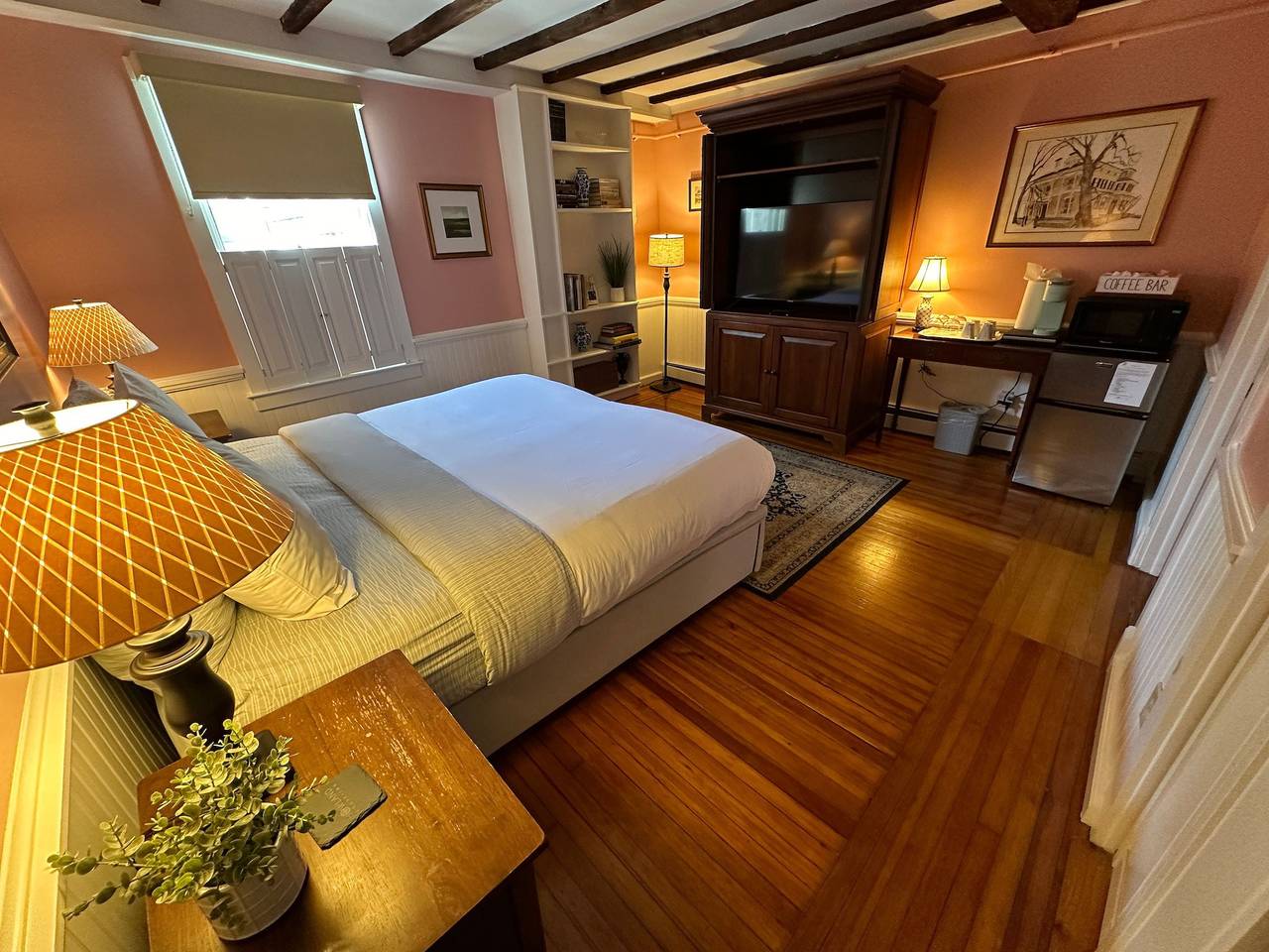 Ganze Wohnung, Exposed Beam One Bedroom Suite Downtown Newport in Newport, Newport County