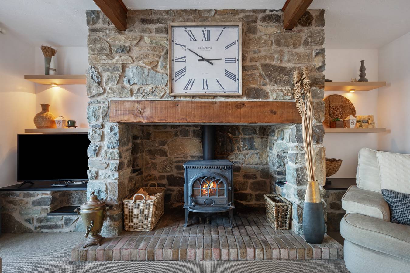 Oaktree Lodge - Luxury Cottage, Hot Tub, Sea Views in Saundersfoot, Pembrokeshire