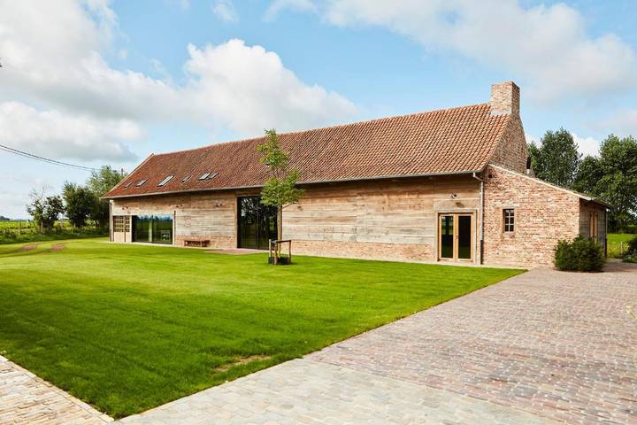 Location de vacances pour 18 personnes, avec Terrasse ainsi que Jardin et Vue dans Roesbrugge-Haringe