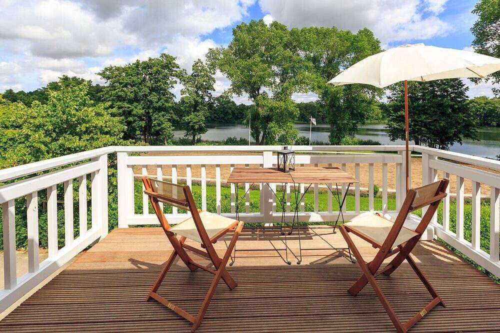 Ganze Wohnung, Ferienwohnung \"Zum See\": Direkter Blick auf den See und auf das Dressurviereck in Grebin, Südliche Ostseeküste