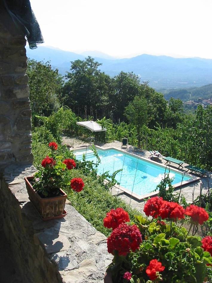 Privatzimmer für 2 Personen, mit Balkon und Terrasse sowie Garten und Pool in Mulazzo