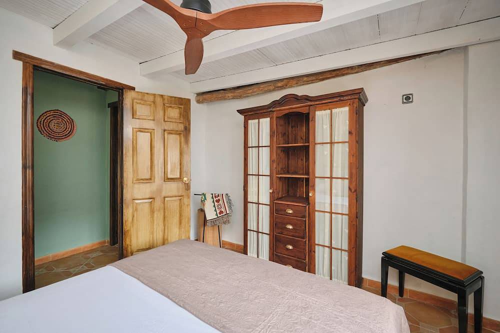La Resinera Luxury Bedroom, the newspaper room. in Arenas del Rey, Cordillera Penibética