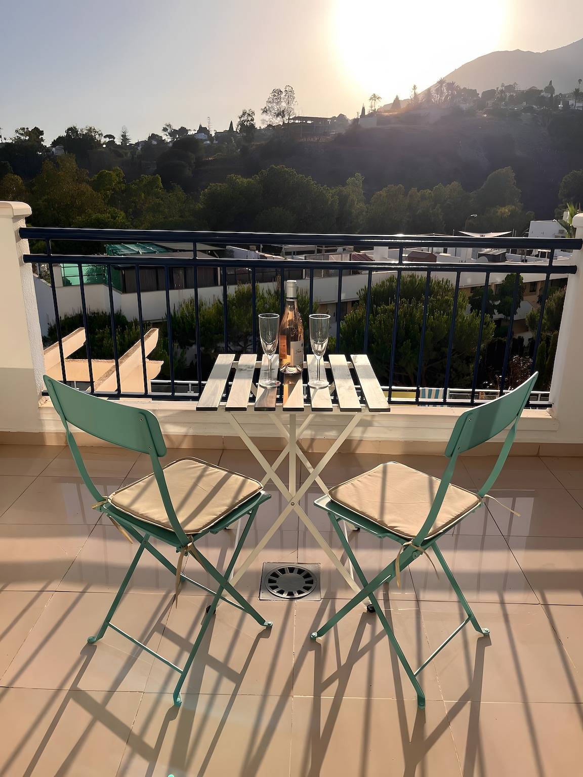 Geheel appartement, Licht appartement met zee- en bergzicht in Benalmádena met zwembad & privéterras in Benalmádena Costa, Benalmádena