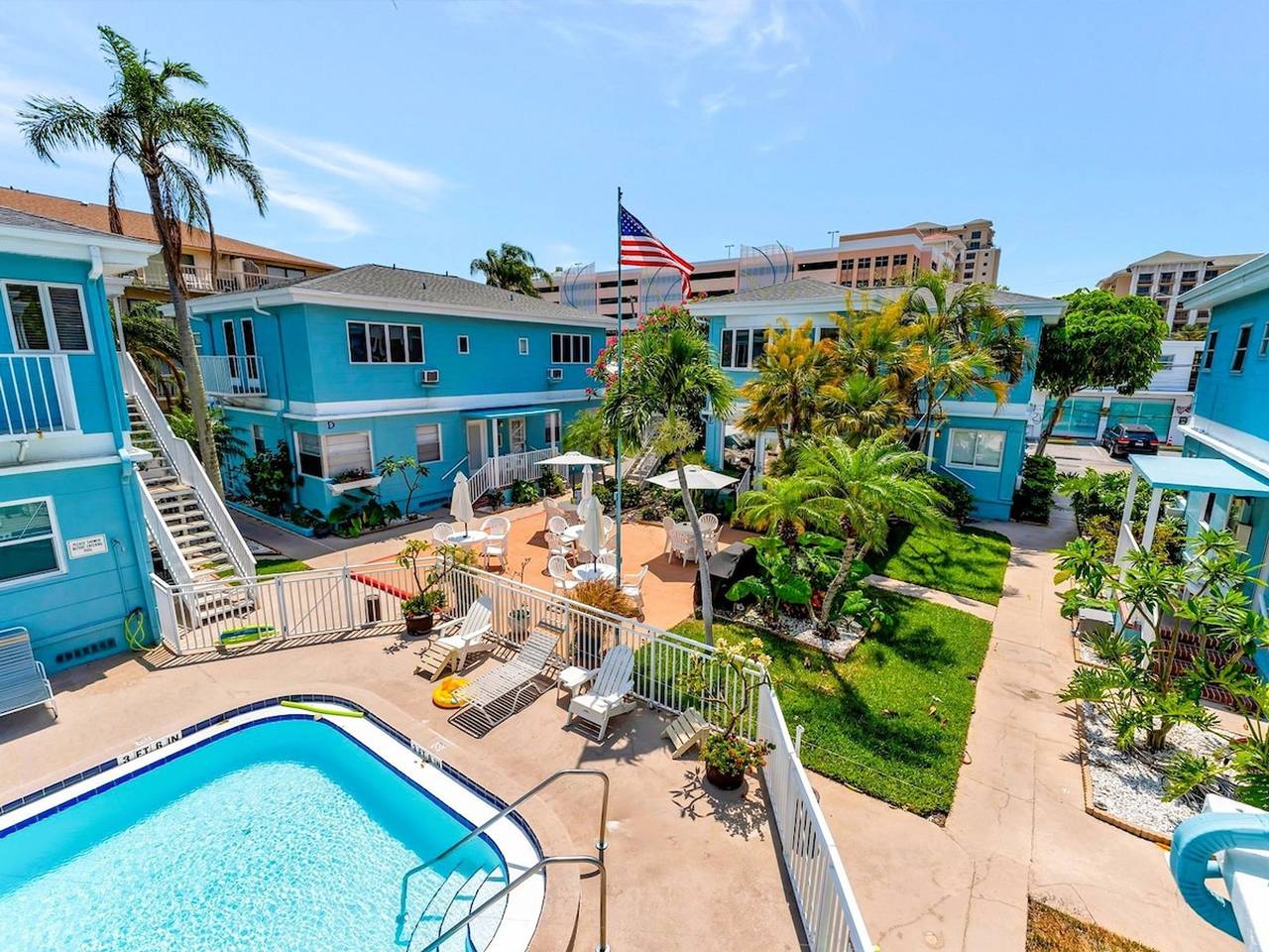 Estudio entero, Corner Balcony Suite across from beach   htd pool in Clearwater Beach, Clearwater