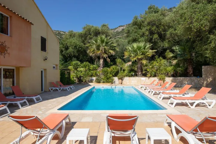 Aparthotel para 4 personas, con jardín además de vistas y piscina - 1