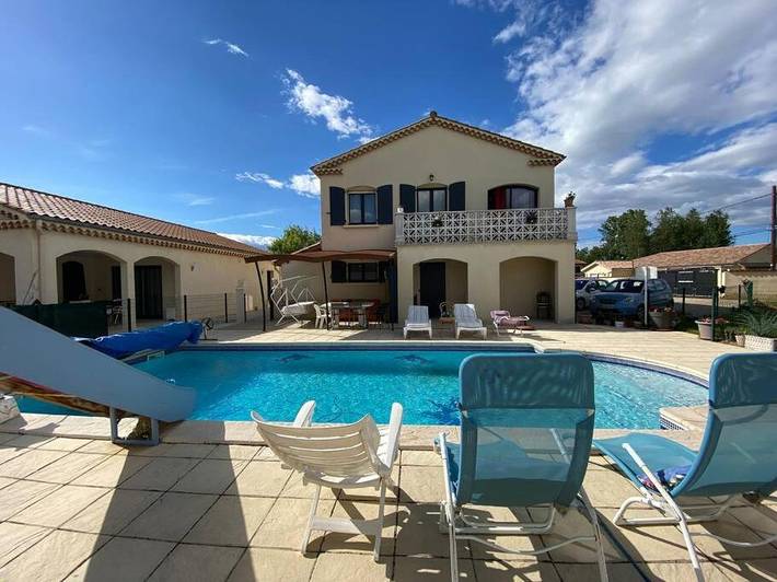 Appartement de vacances pour 6 personnes, avec piscine ainsi que jardin et terrasse