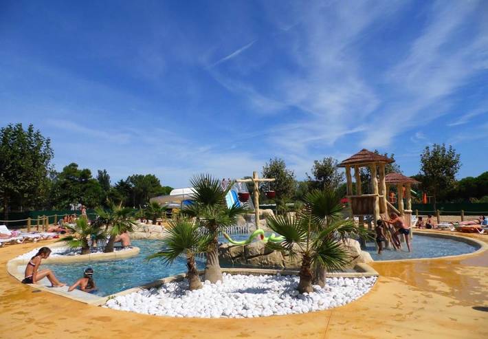 Camping pour 7 personnes, avec Jacuzzi et Terrasse ainsi que Jardin et Bassin pour enfant