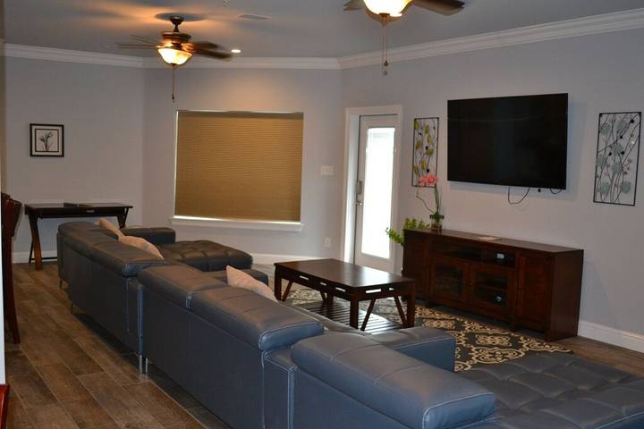 Vacation house for 20 people, with pool and balcony in Alabama