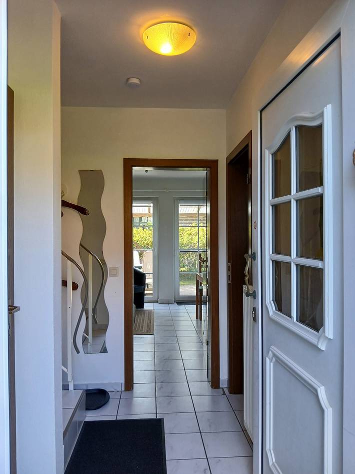 Holiday Home 'Ferienhaushälfte Hahn' with Private Terrace, Shared Garden and Wi-Fi in Otterndorf, Cuxland