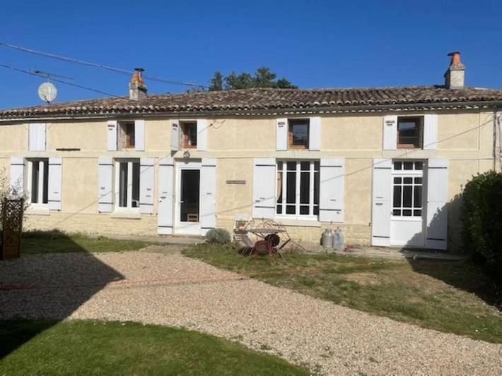 Gîte pour 2 personnes, avec Terrasse et Jardin ainsi que Piscine et Vue à Saint-Palais-de-Phiolin