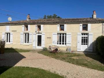 Gîte pour 4 personnes, avec vue ainsi que piscine et jardin, adapté aux familles à Saint-Palais-de-Phiolin