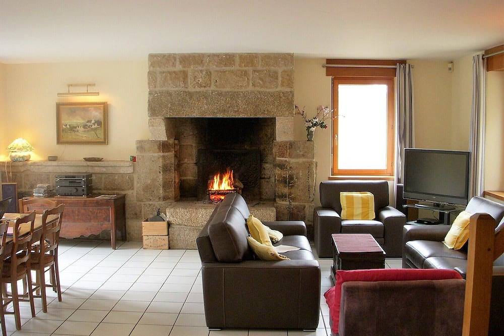 Belle maison en pierres anciennes près de l'Aven et de la plage - 10 personnes in Névez, Région de Quimper