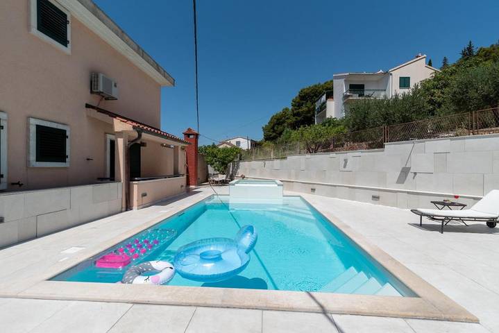 Maison d’hôte pour 3 personnes, avec Balcon et Terrasse ainsi que Jardin et Piscine à Trogir - 2