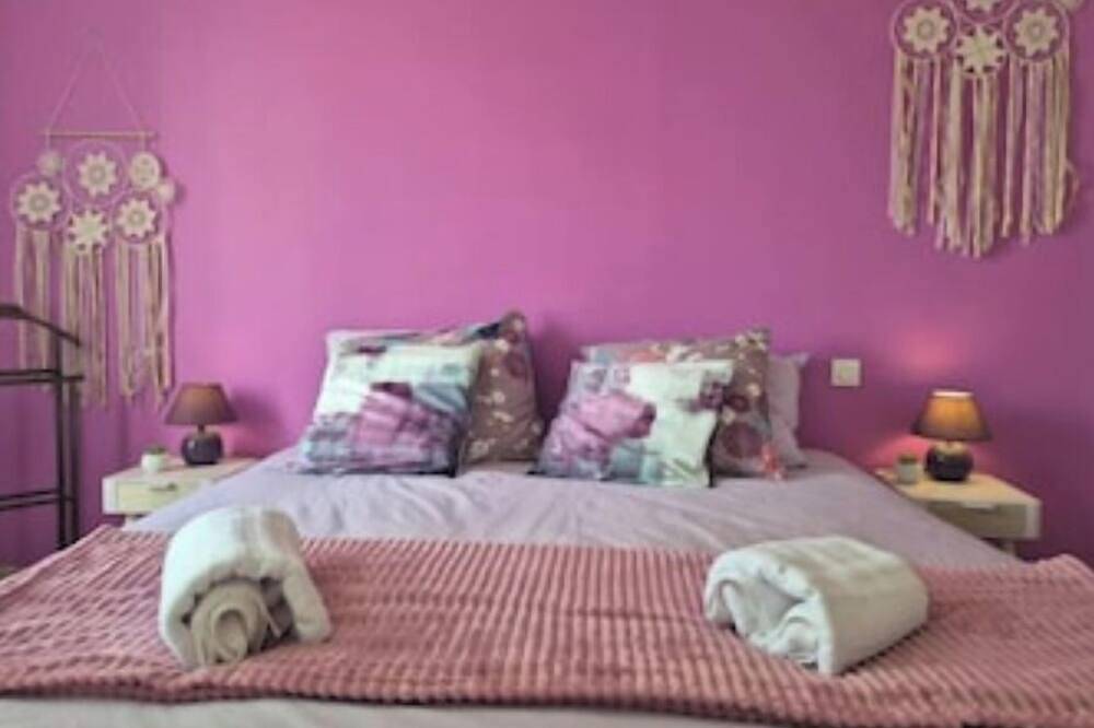 Family home in Montreuil-Bellay, La Thibaudière. Sleeps 10. in Montreuil-Bellay, Loire-Tal