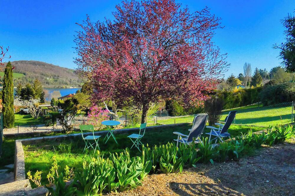 L'Hermitage maisonnette lake view / beach 5 min walk in Bilieu, Lake Paladru