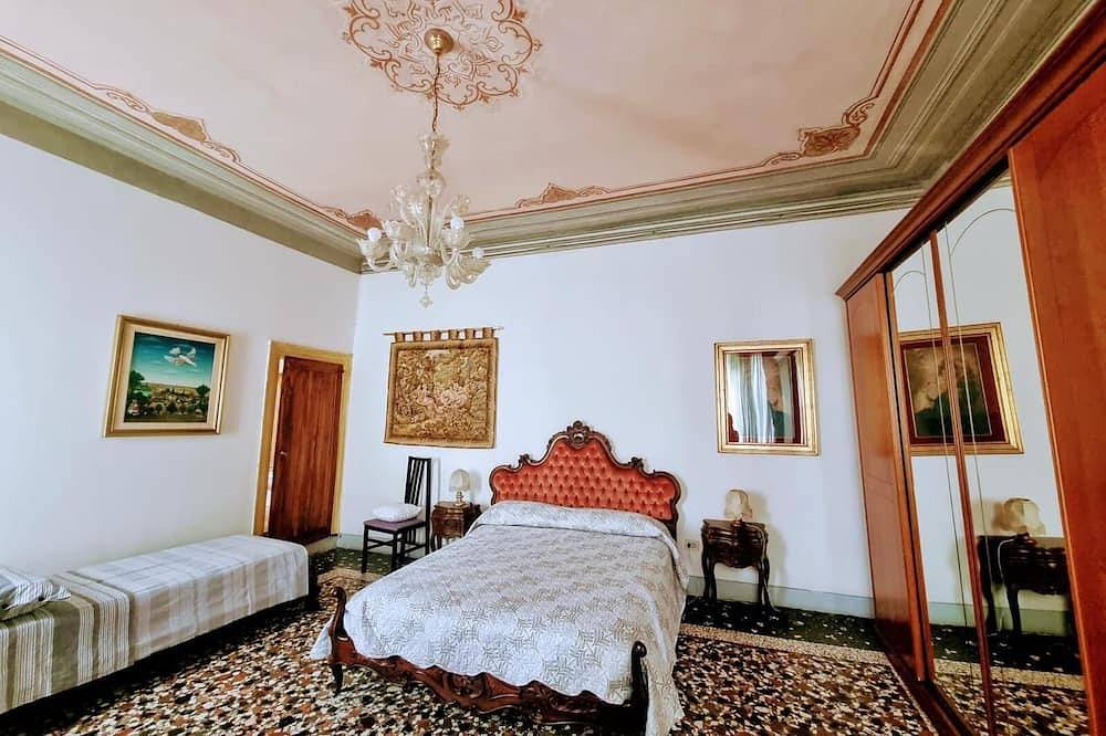 Enchanting 18th century villa with private parking a few km from Venice  in Dolo (Italie), Province de Venise