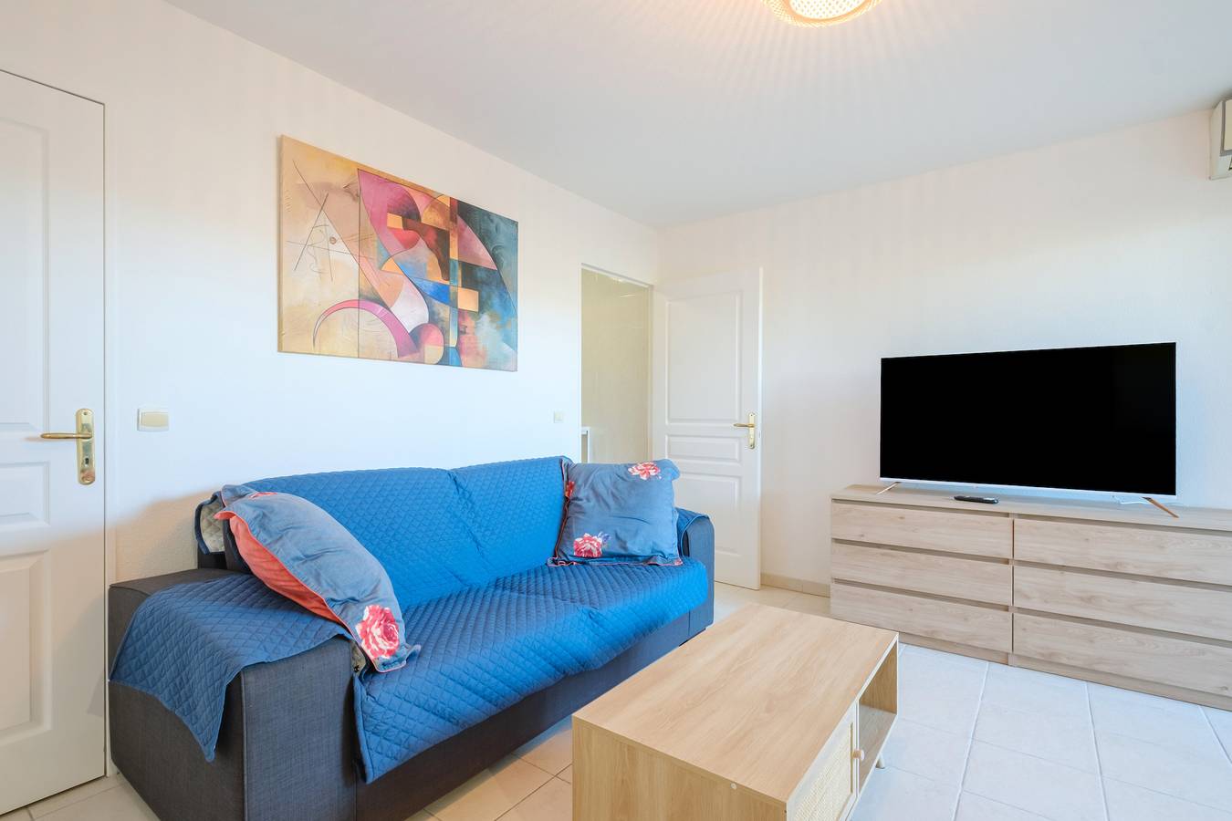 Ganzes Studio, Einzimmerapartment 'Résidence Les Bastides' mit Bergblick, Gemeinschaftspool und Klimaanlage in Saint-Laurent-du-Var, Cannes und Umgebung